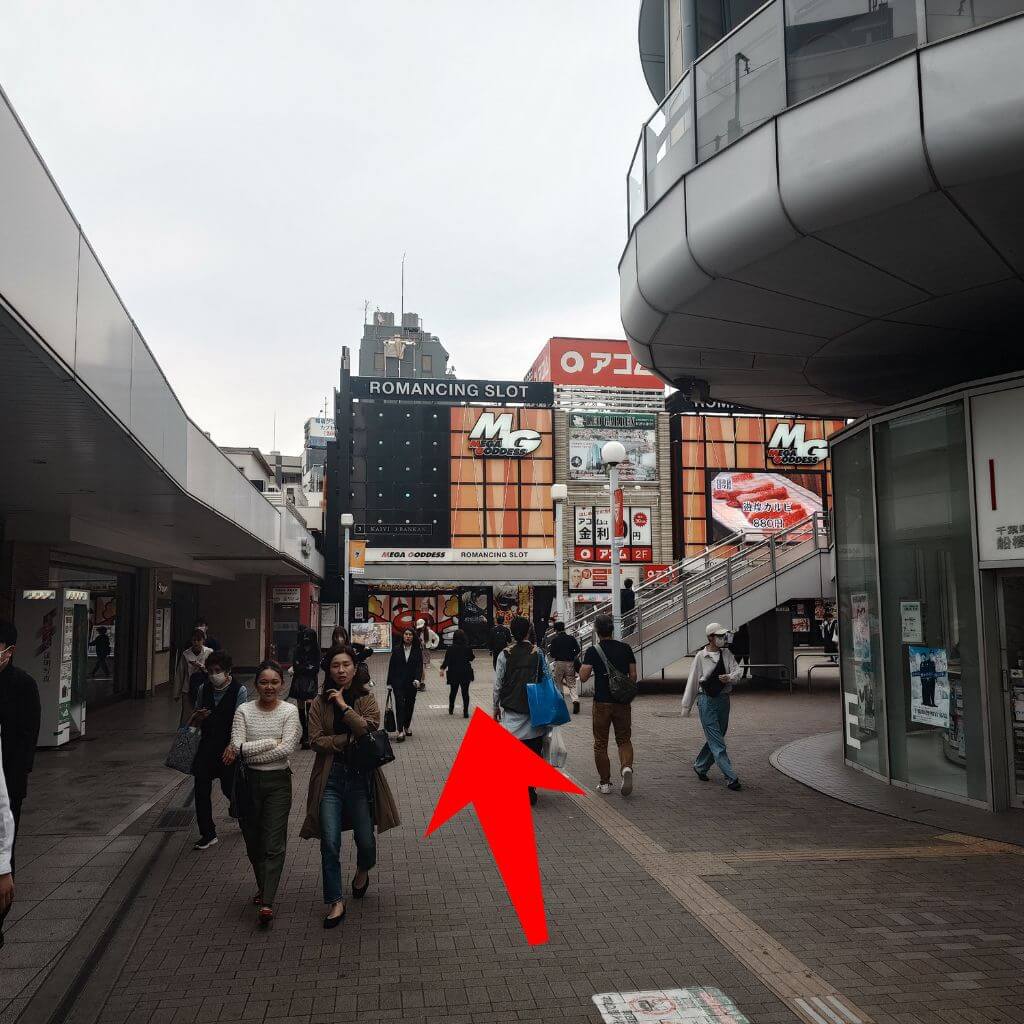 南口を出て、パチンコスロットMGの方向へお進みください。