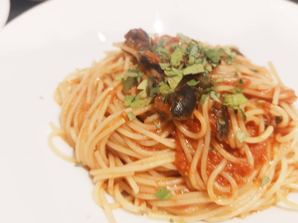 アンチョビケイバーオリーブトマトパスタ